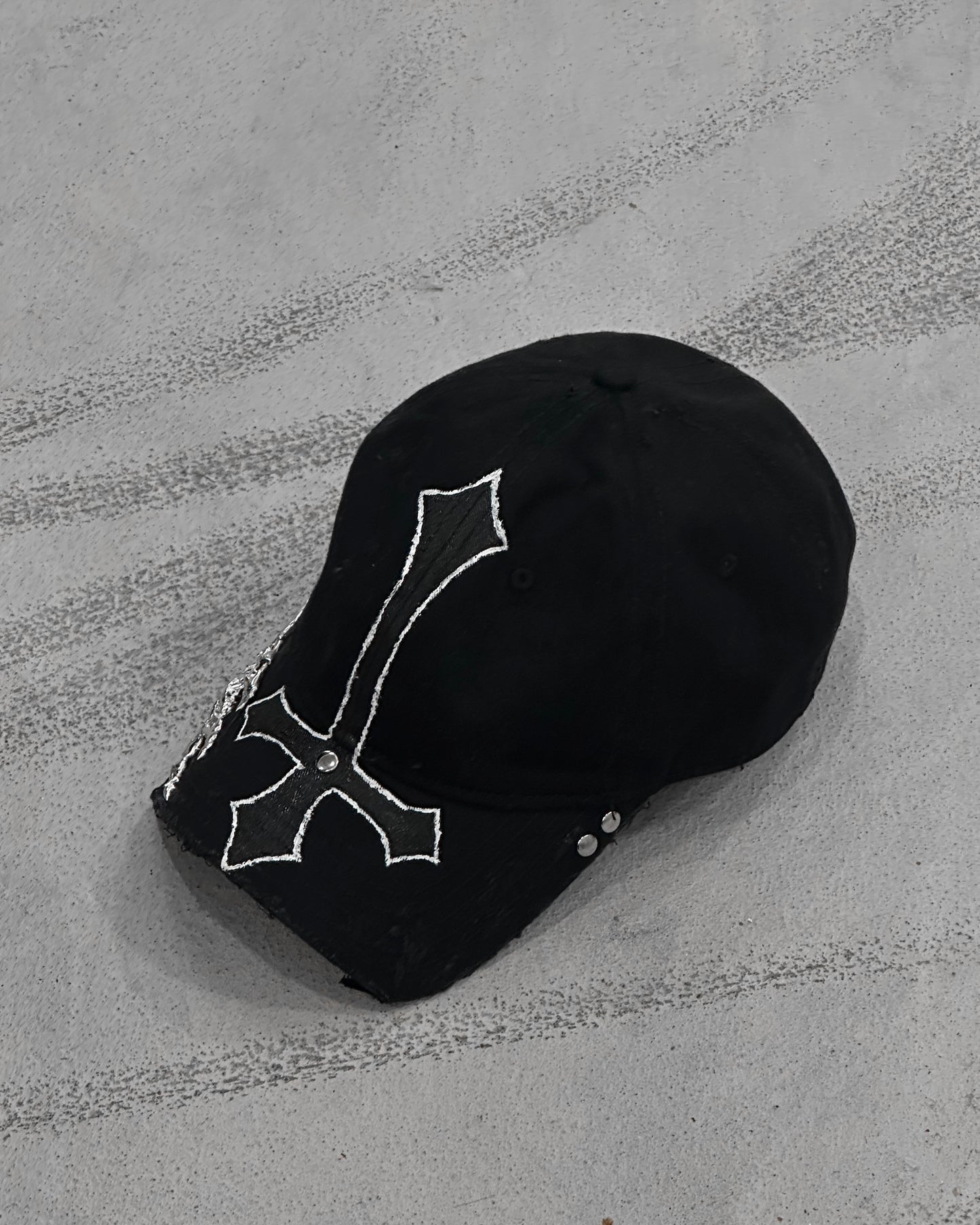 Outline Cross Soldered Thorns Cap 01