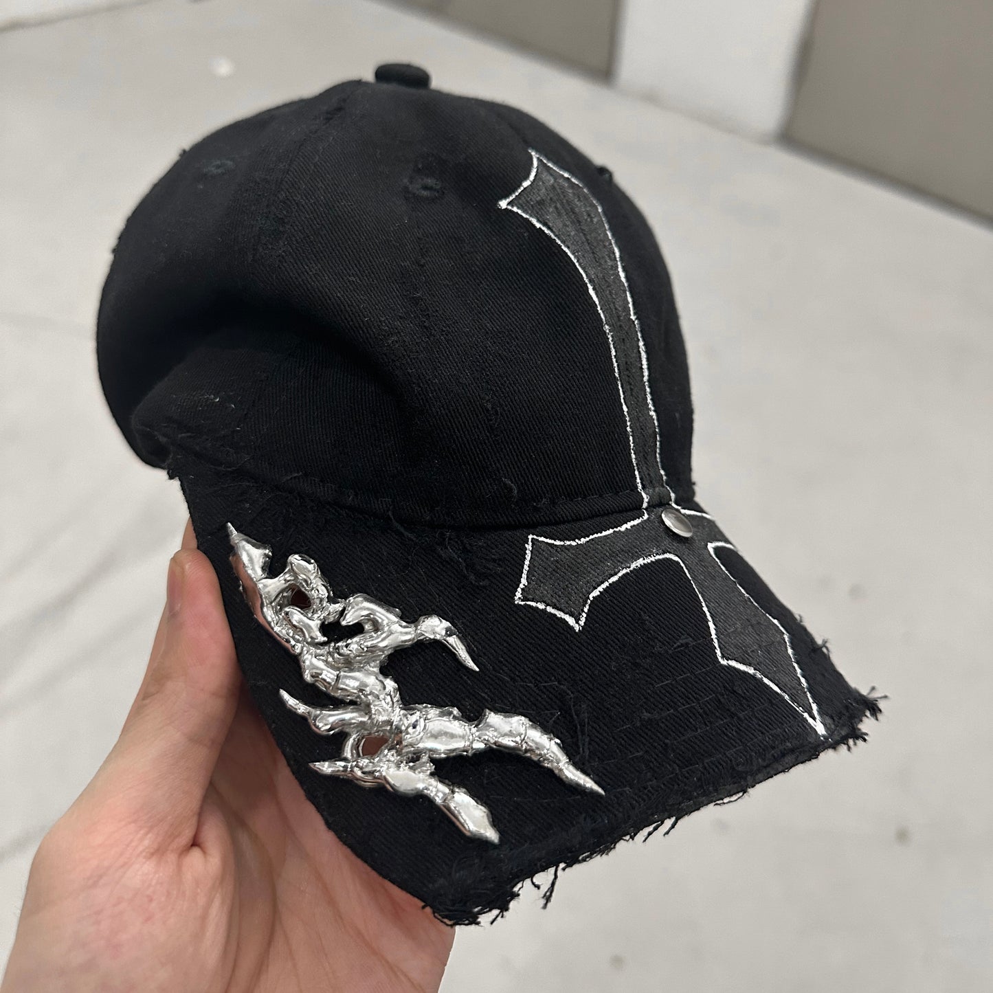 Outline Cross Soldered Thorns Cap 03